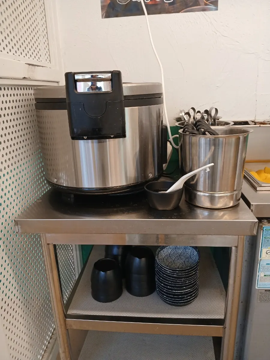 무료 공기밥이 준비된 셀프바 코너