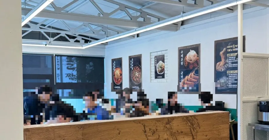 매장 입구 쪽 대기 안내판
