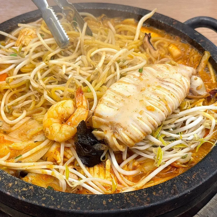 가위로 자른 통오징어 추가 돌짬뽕