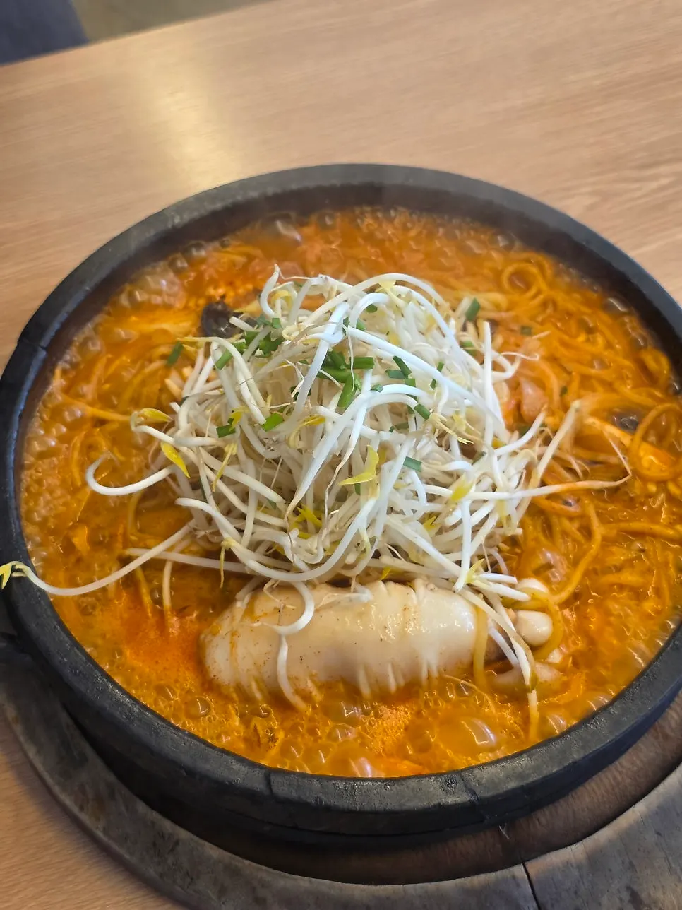 돌판에 담겨 나온 통오징어 돌짬뽕 중 2인