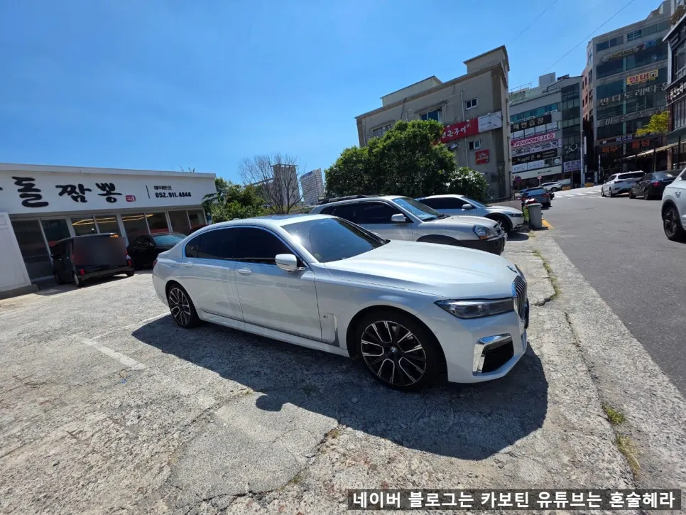 Spacious parking space in front of the restaurant