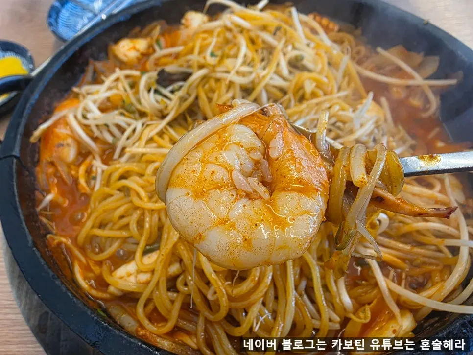 Close-up of the sizzling stone-plate jjamppong