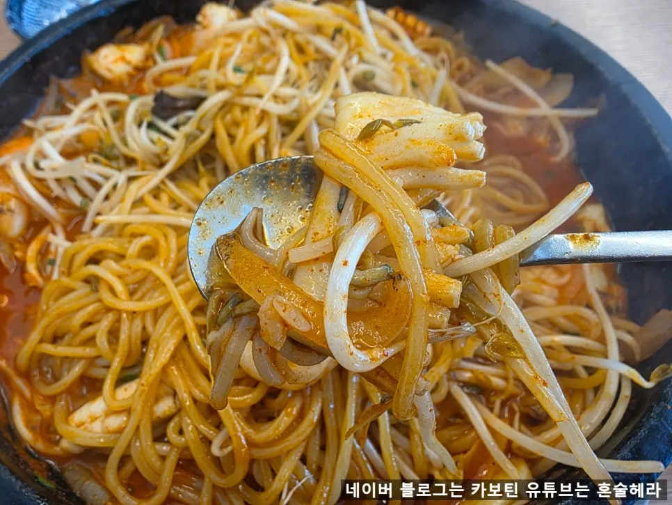 Broth and noodles in the stone-plate jjamppong