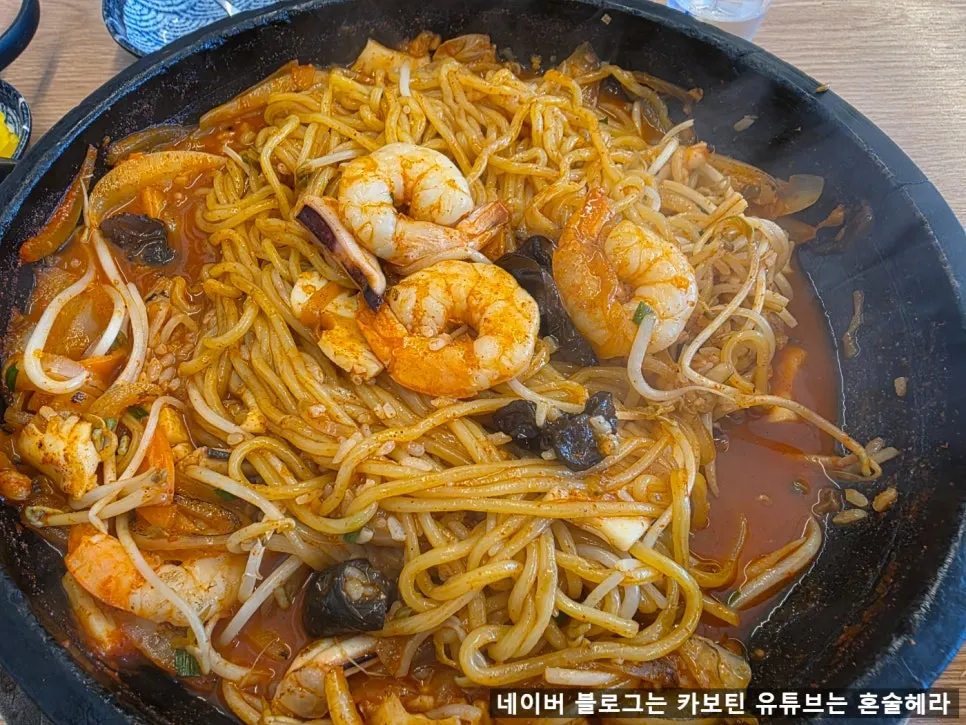 Bean sprouts and noodles mixed into the stone-plate jjamppong