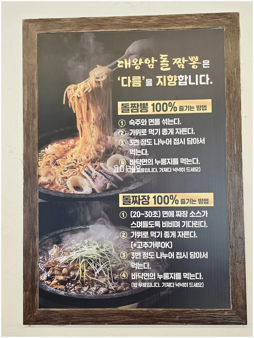 오렌지빛 어닝이 있는 매장 입구