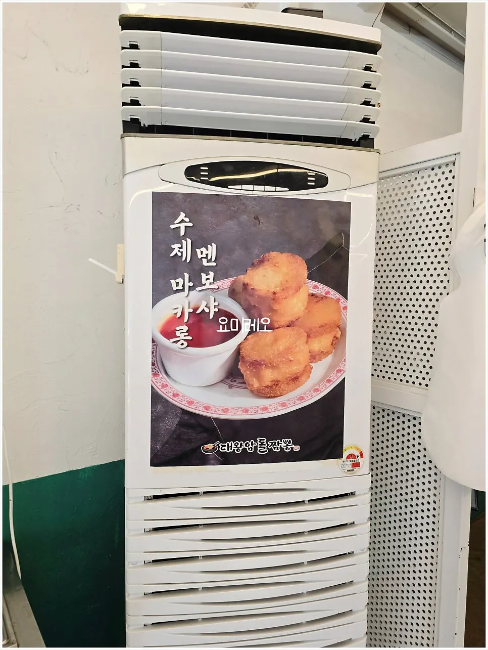 화이트 철골 트러스 천장과 라인 조명