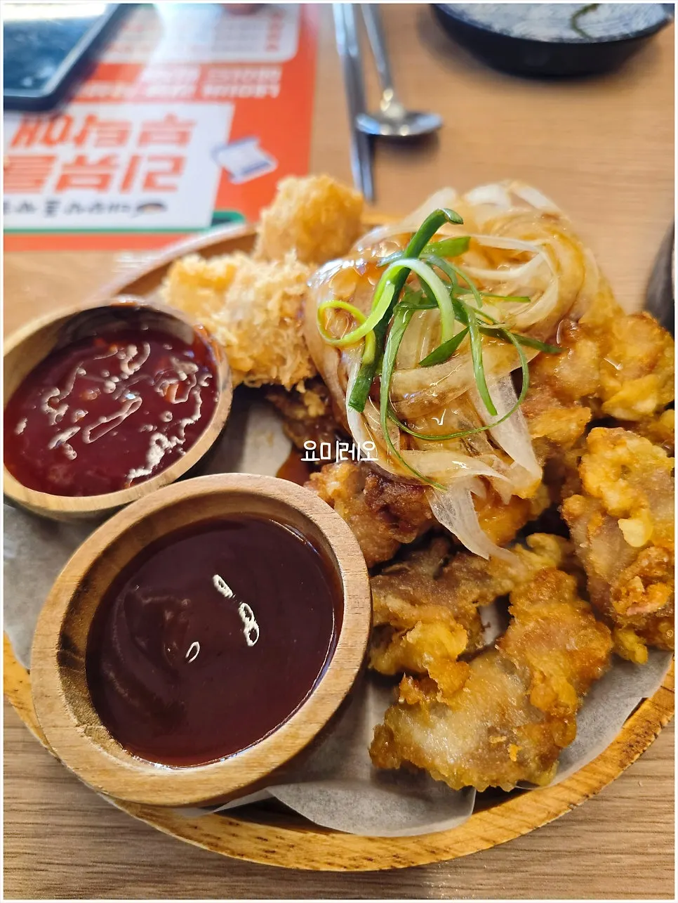 나무 바구니에 담긴 수제돈치탕세트