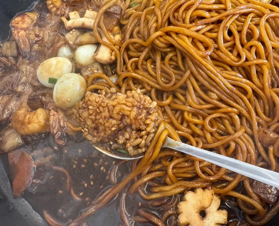 Scorched-rice stone-plate jjajang sizzling on the stone plate