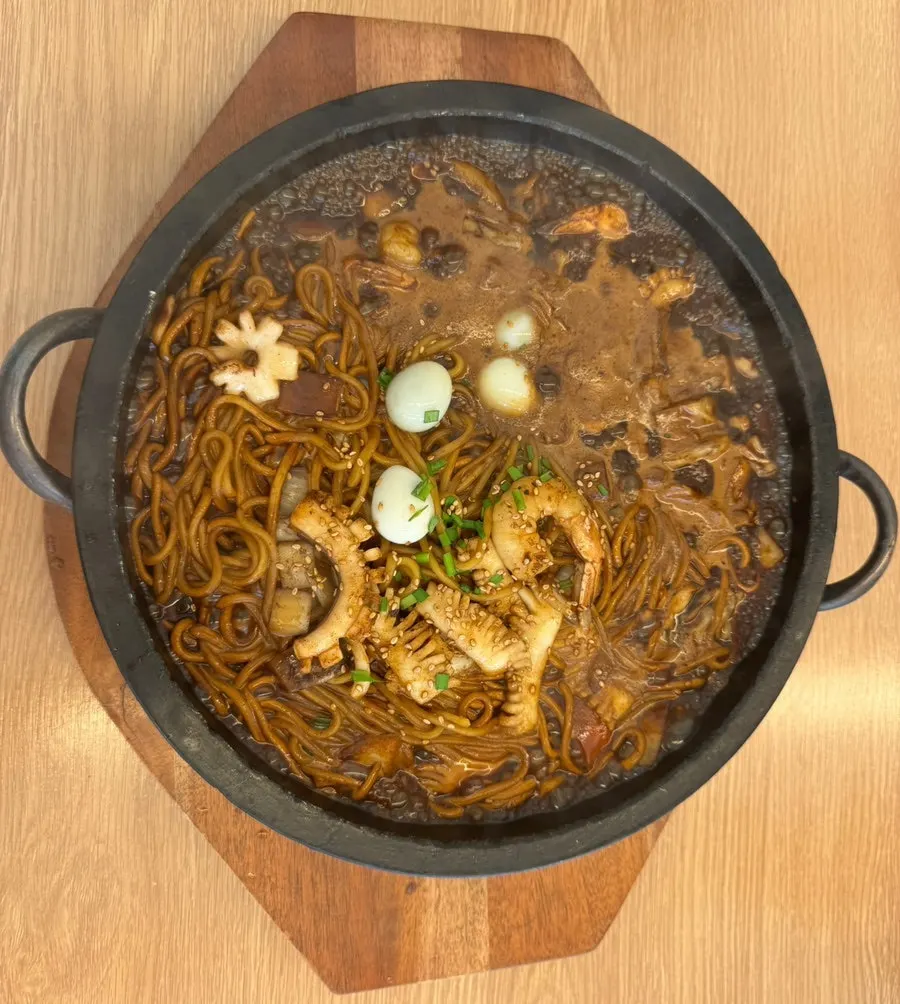 Stone-plate jjamppong and stone-plate jjajang served together