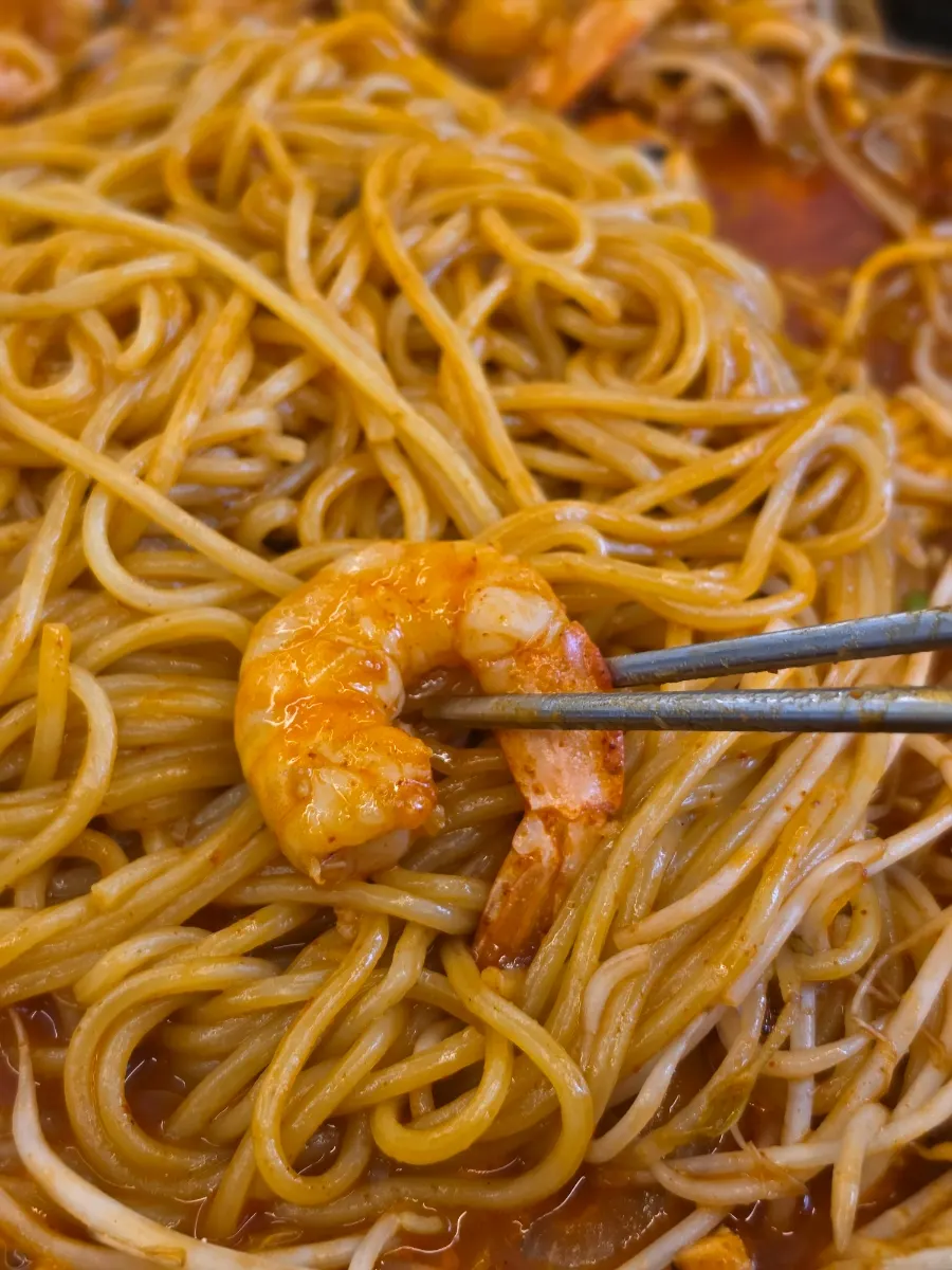 Shrimp and clam meat in the dol jjamppong