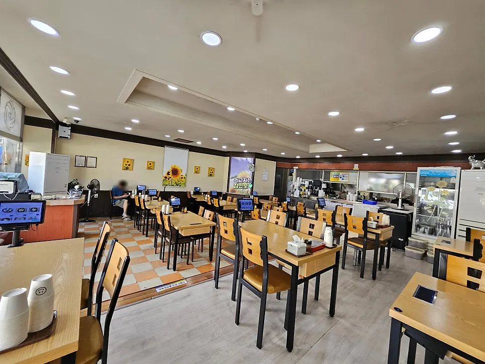 Spacious dining hall interior of Samsam Milmyeon Main Branch