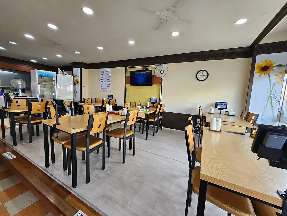Table seating area at Samsam Milmyeon Main Branch