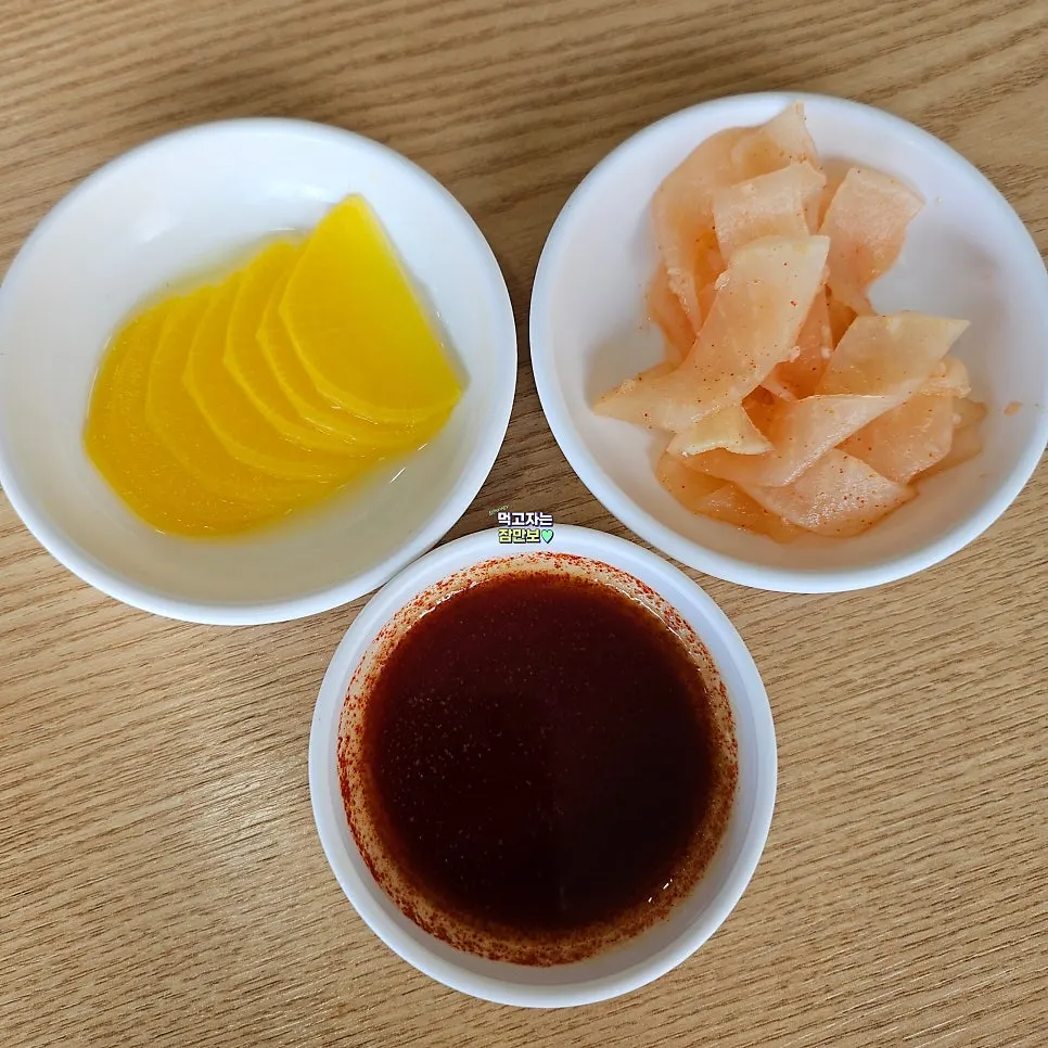 Basic side dishes of pickled radish, seasoned radish and dumpling soy sauce