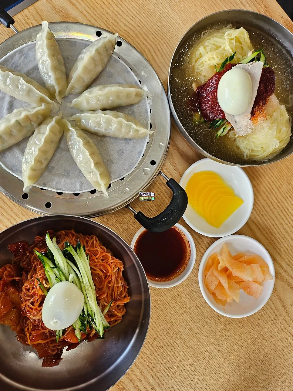 Milmyeon and dumplings served together at once