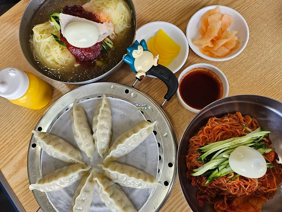 Water milmyeon, bibim milmyeon and dumplings laid out on the table