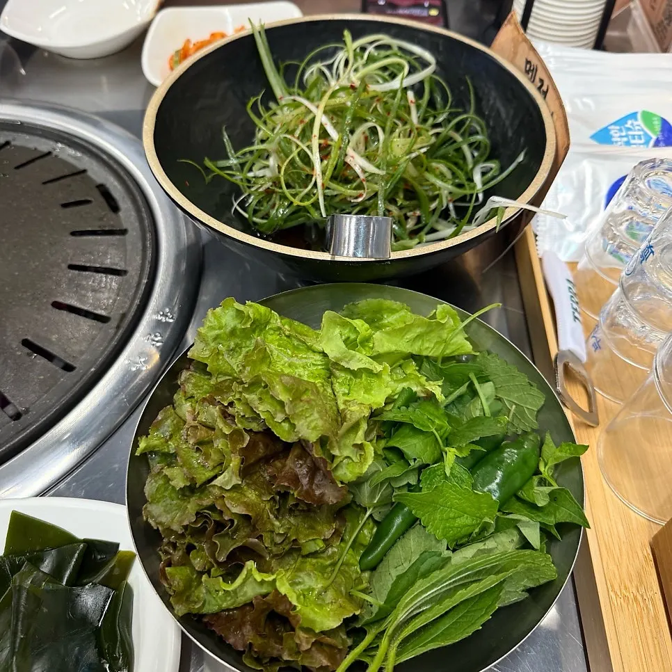 숯불이 올라온 고기 상차림