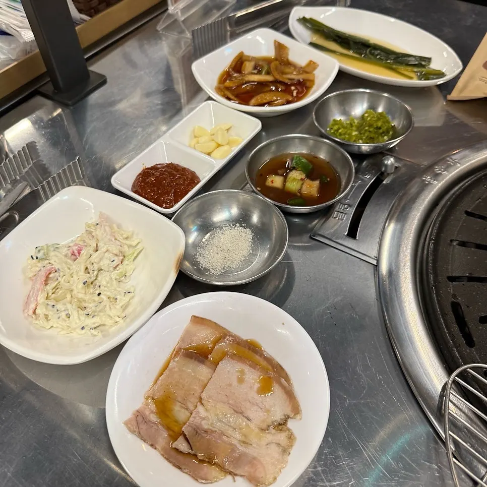 대월숯불고기 쌈채소와 기본 상차림