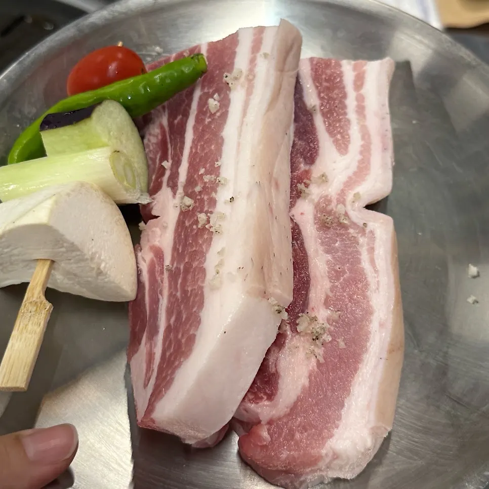 소금에 찍어 먹는 익힌 차돌박이