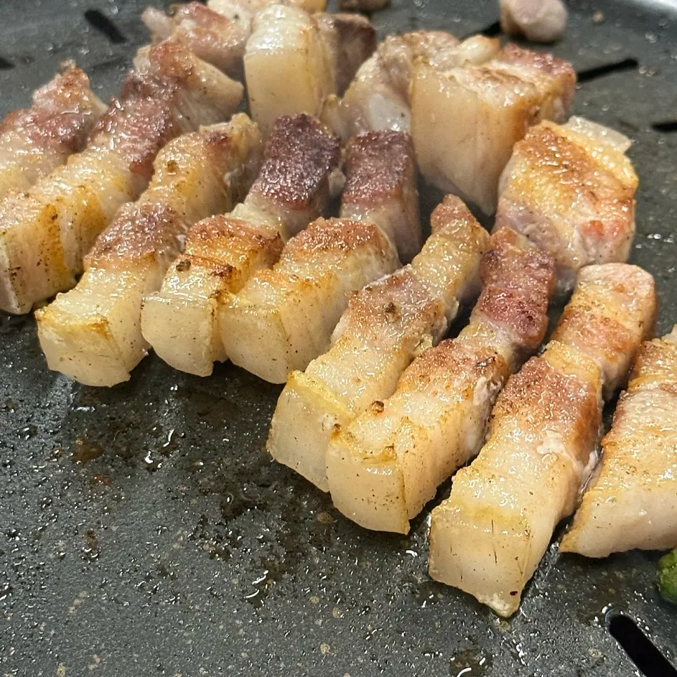 바짝 구워진 오겹살과 야채꼬치