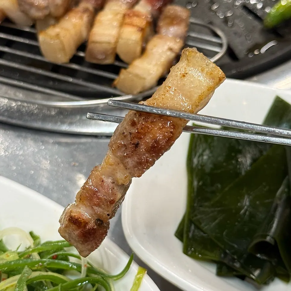 겉이 바싹 구워진 흑돼지 오겹살 단면