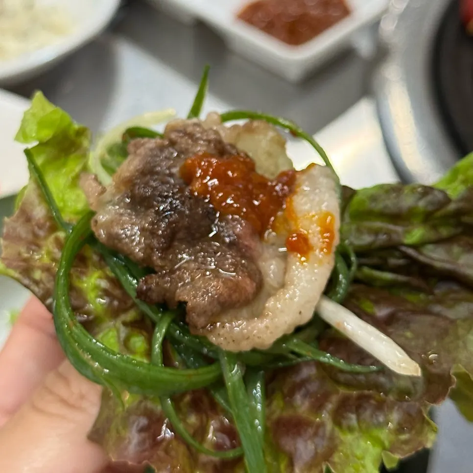 쌈채소에 싸 먹는 고기 한 쌈