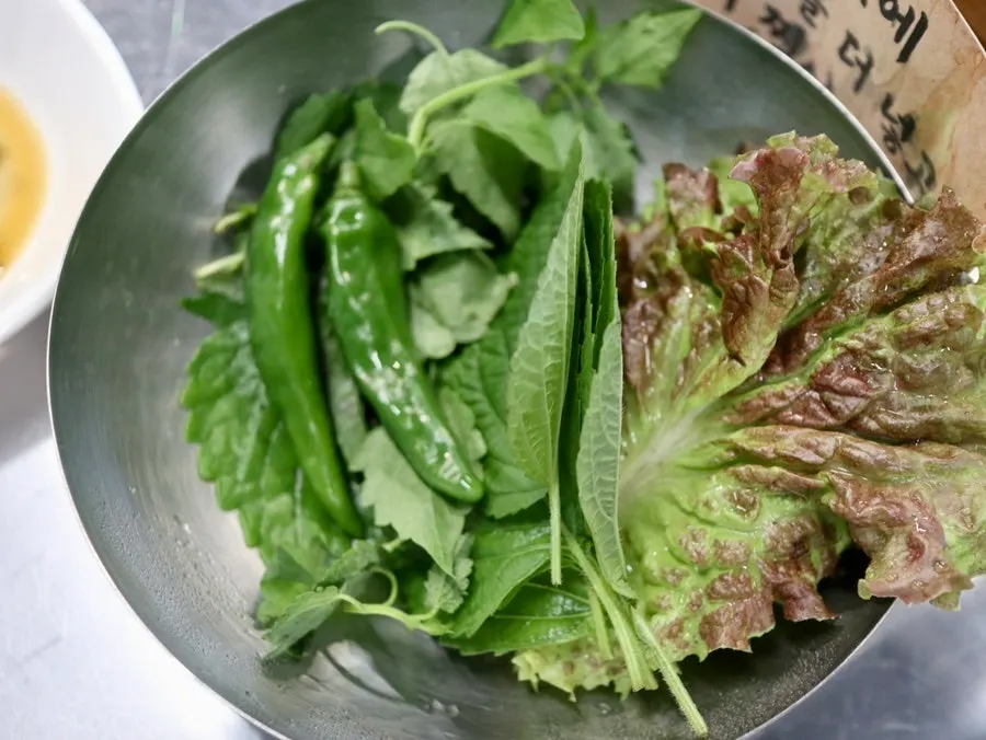 作为基本菜品的蚕蛹汤和豆芽汤