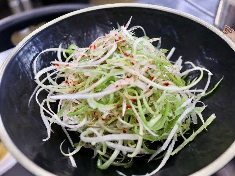 可自助续加小菜和酱料的自助吧