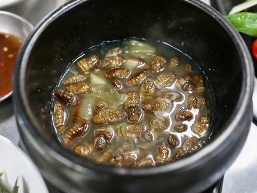 桌上摆放的小菜和生菜