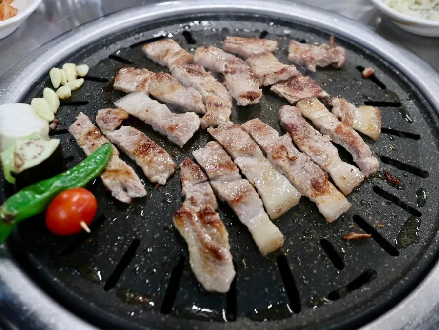 在炭火上烤制的黑猪肉