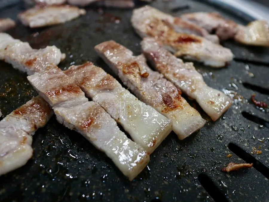 和蔬菜串一起烤的黑猪肉