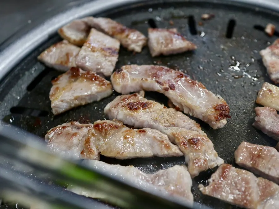 烤得焦香的黑猪前腿肉