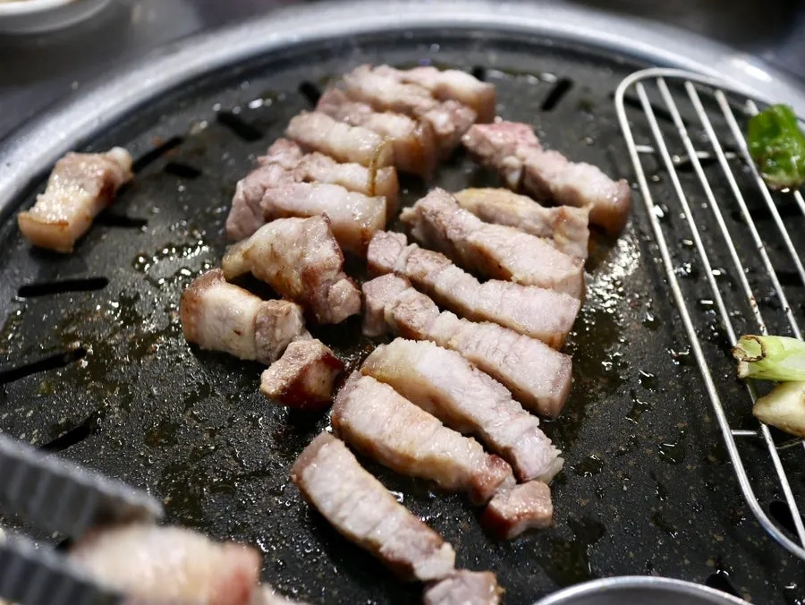 切得厚实的黑猪五花肉