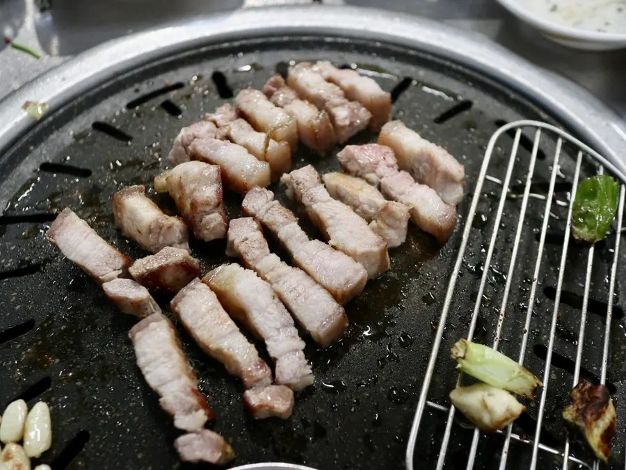带皮五花肉烤制的断面