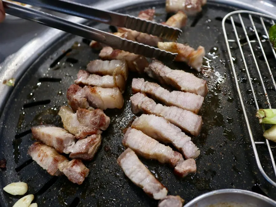 烤得焦脆的五花肉肥肉部分