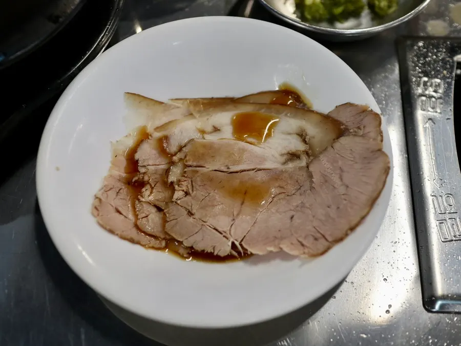 作为服务赠送的一份凉拌白切肉