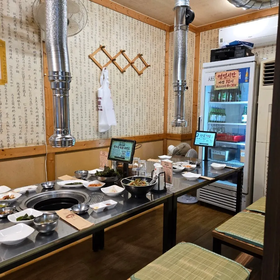 Restaurant packed with customers during dinner time
