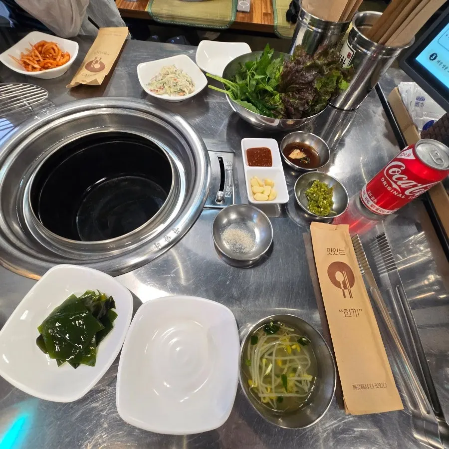 Basic side dishes including lettuce, perilla leaf, and banga leaf