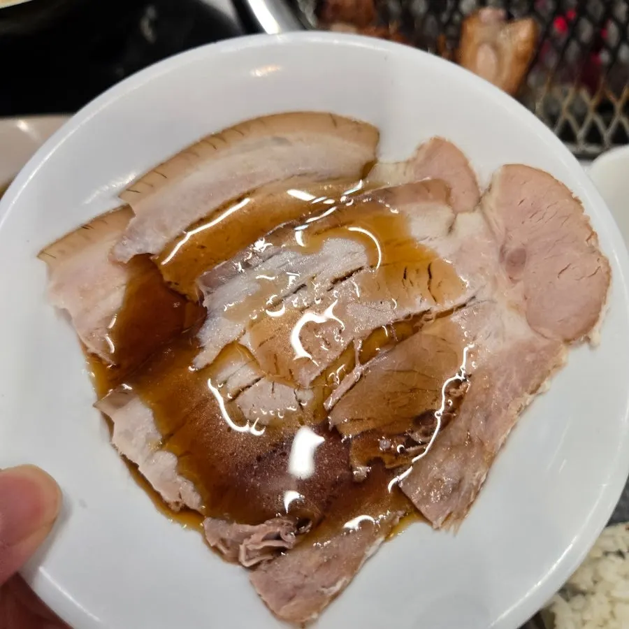 Free cold boiled pork served as a complimentary dish