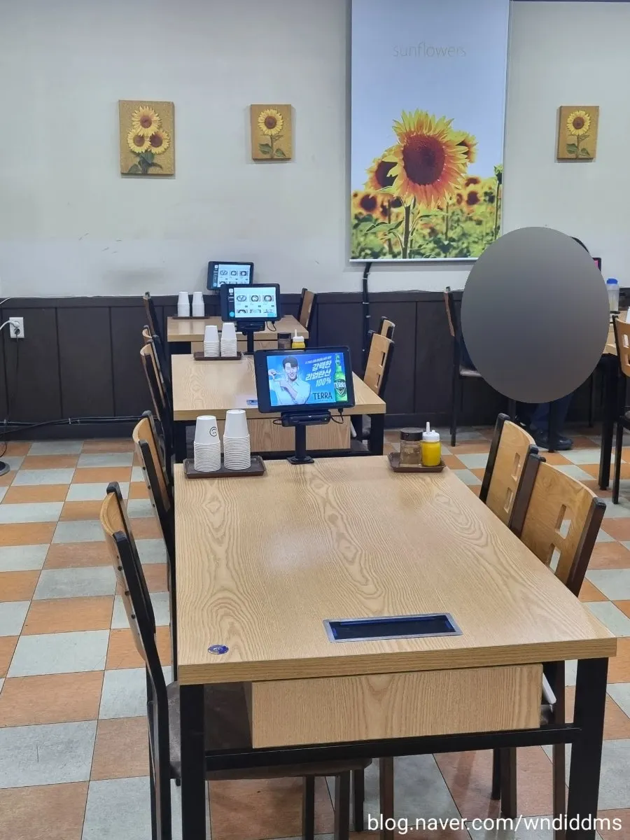 Spacious main hall inside Samsam Milmyeon Main Branch
