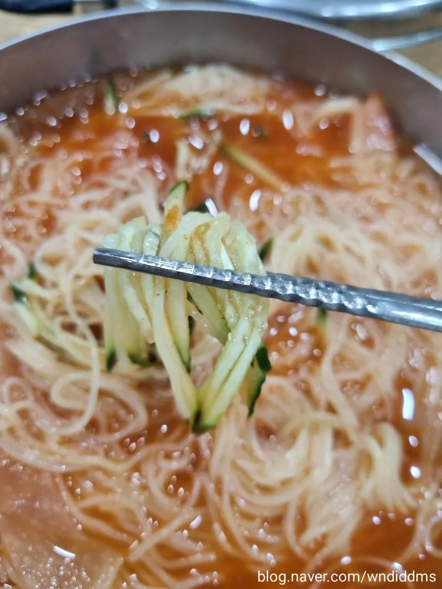 Milmyeon with vinegar added and julienned cucumber