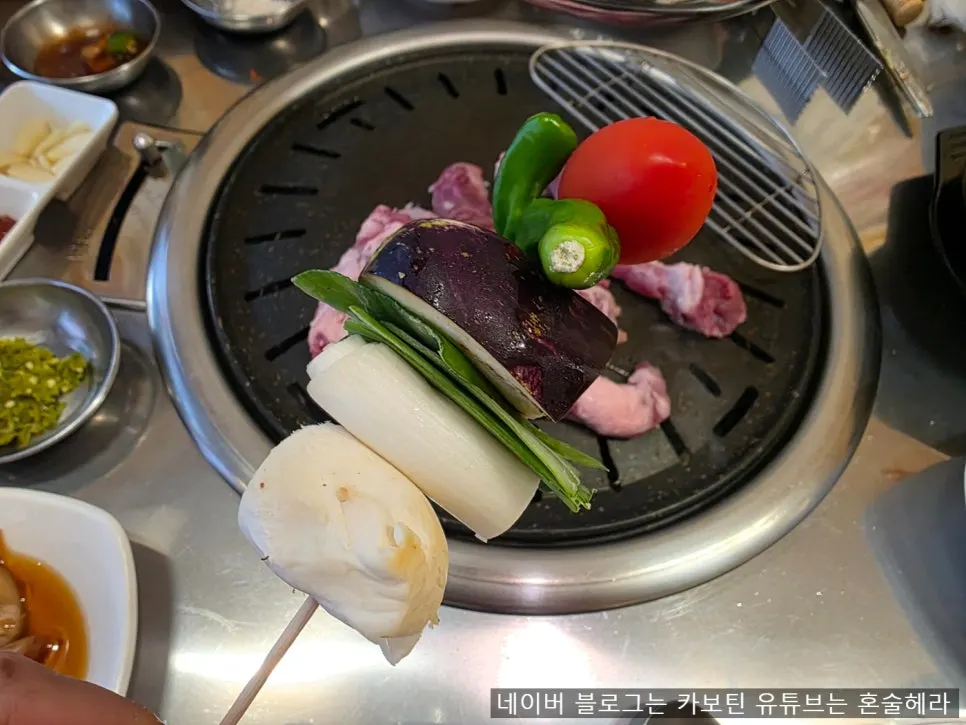 지례 흑돼지 생갈매기살 생고기 접시