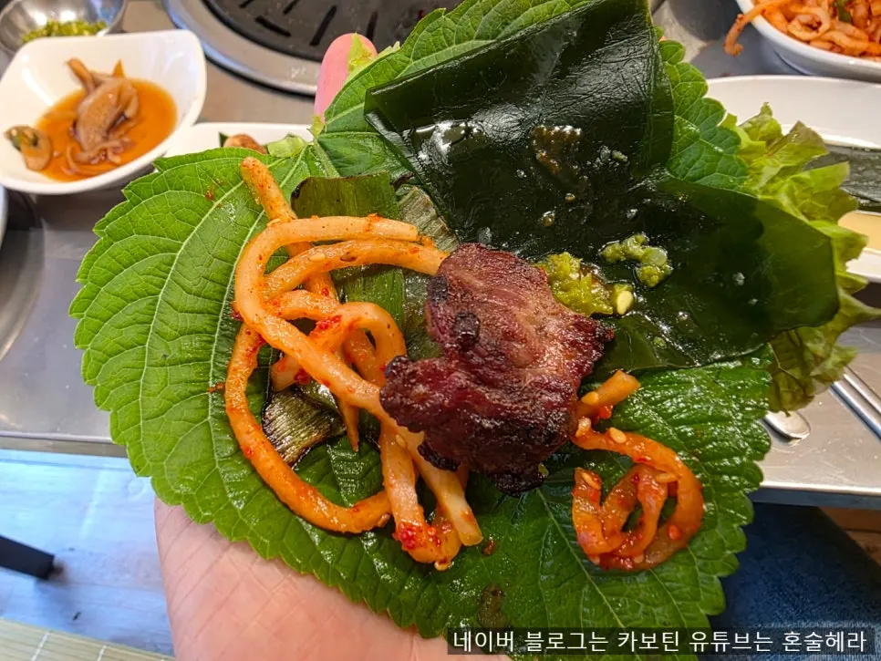 멜젓에 담근 갈매기살 한 점