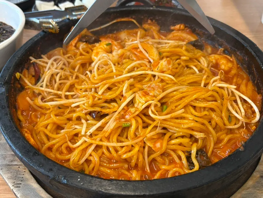 해산물과 면이 담긴 돌짬뽕