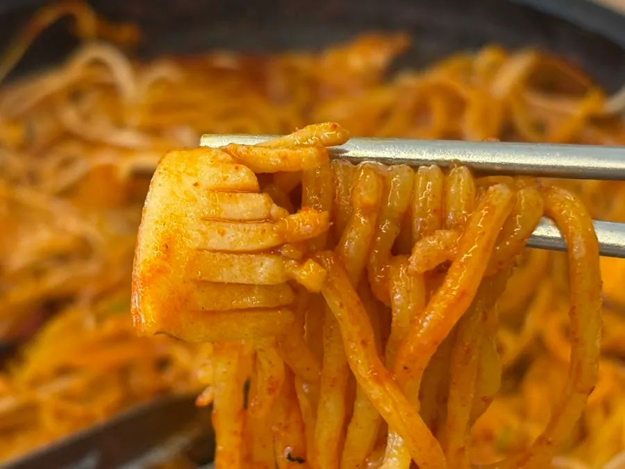 가위로 자른 돌짬뽕 면