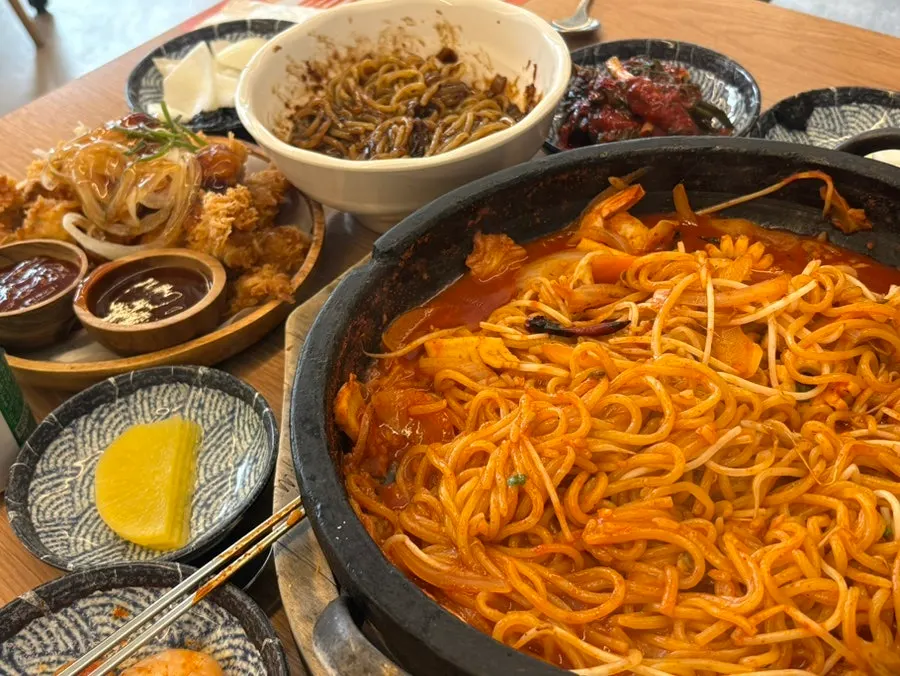 수제돈치탕과 양파 토핑