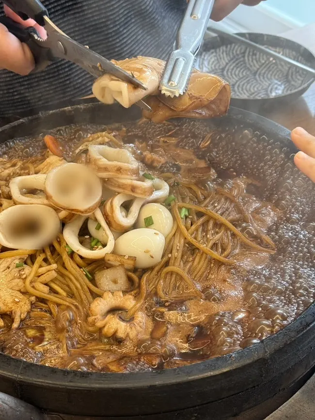 Jjajang sauce and noodles on the stone plate