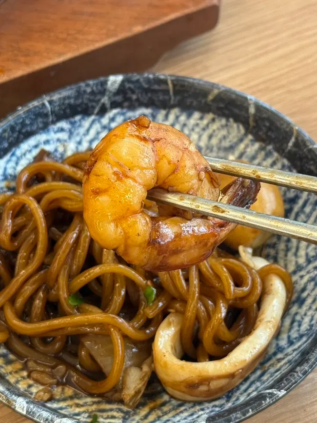Whole squid topping cut with scissors