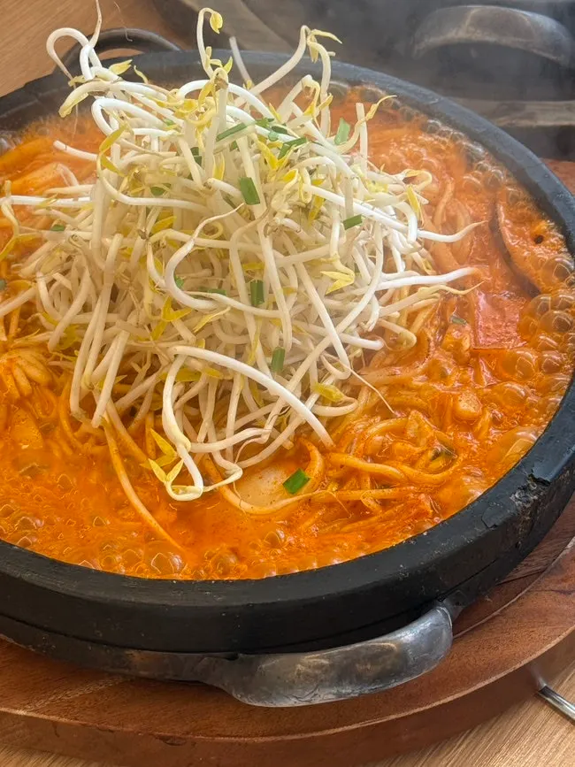 Daewangam dol jjamppong piled high with bean sprouts
