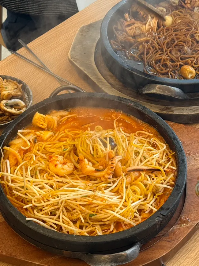 Dol jjamppong with sprouts and noodles mixed together
