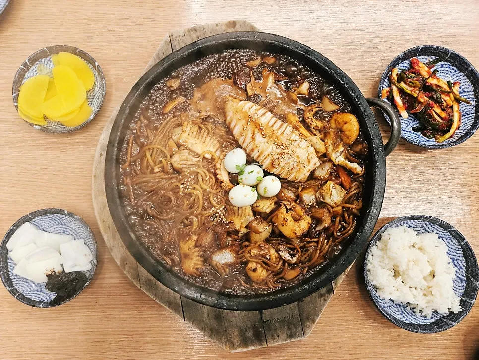 해산물 들어간 누룽지 돌판짜장